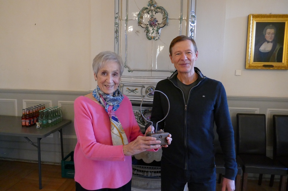 Helga Kroner übergibt das Handgießinstrument an Thomas März