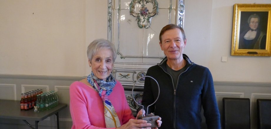 Helga Kroner übergibt das Handgießinstrument an Thomas März