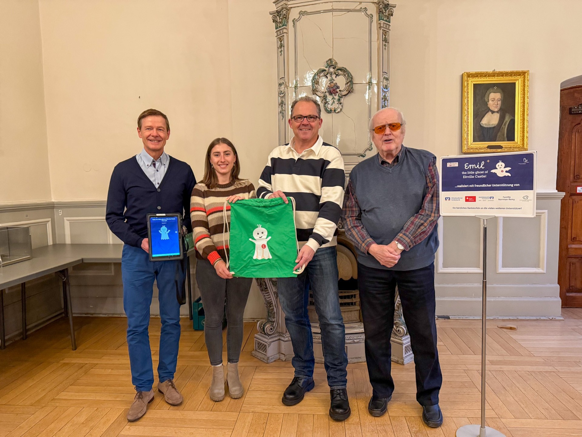Gruppenfoto der Beteiligten mit Emil-Tasche