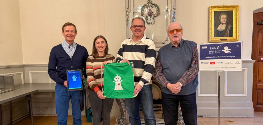 Gruppenfoto der Beteiligten mit Emil-Tasche