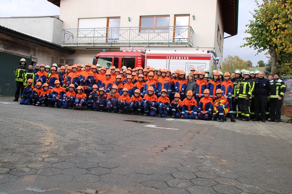 Gruppenfoto der Jugenfeuerwehren und Beteiligten