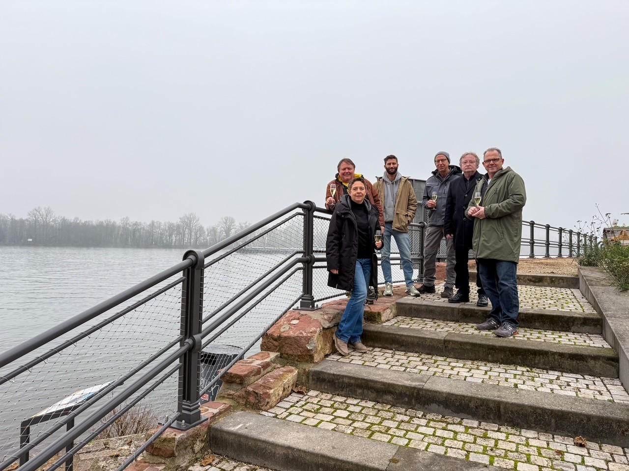 Gruppenfoto Beteiligte am neuen Geländer