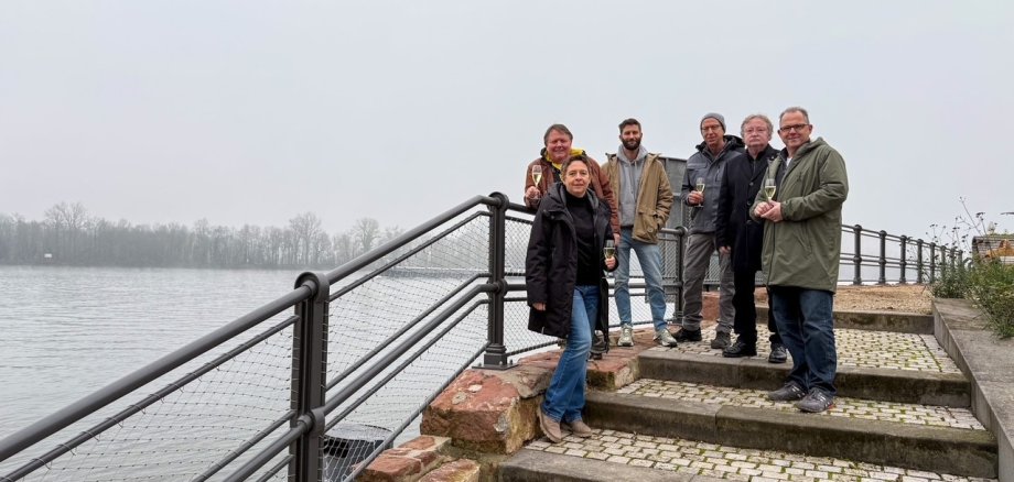 Gruppenfoto Beteiligte am neuen Geländer