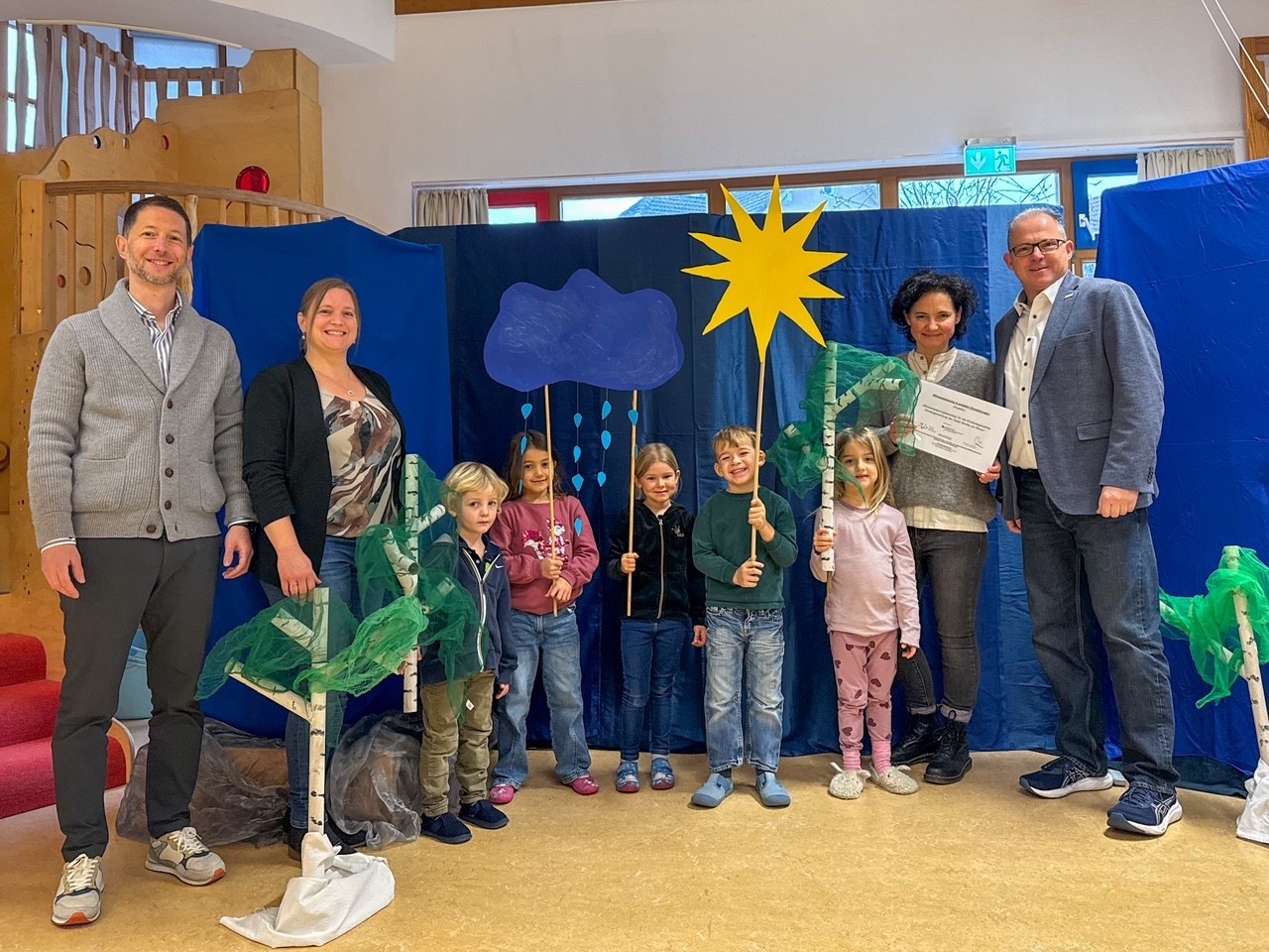 Gruppenfoto der Beteiligten mit Kitakindern