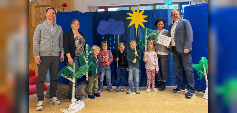 Gruppenfoto der Beteiligten mit Kitakindern