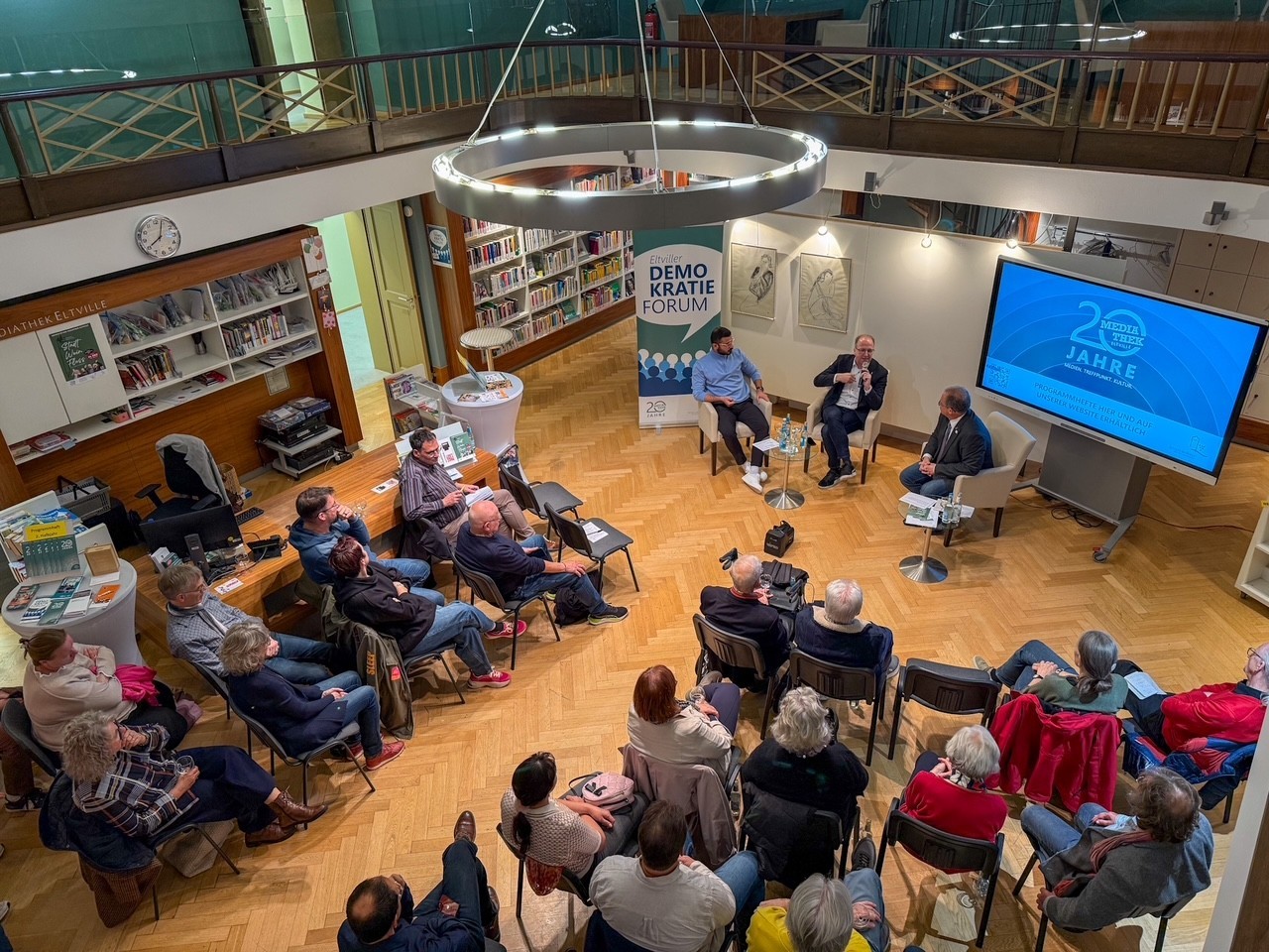 Blick von der Galerie auf den Zuschauer-Raum mit Podium vorne