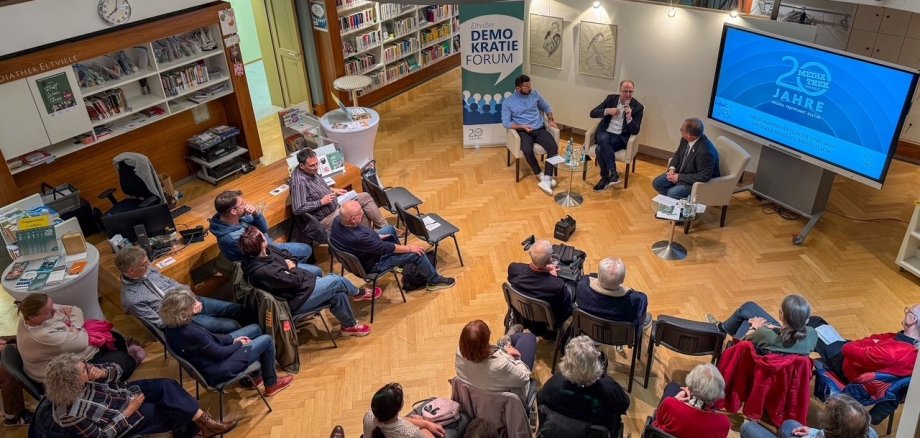 Blick von der Galerie auf den Zuschauer-Raum mit Podium vorne