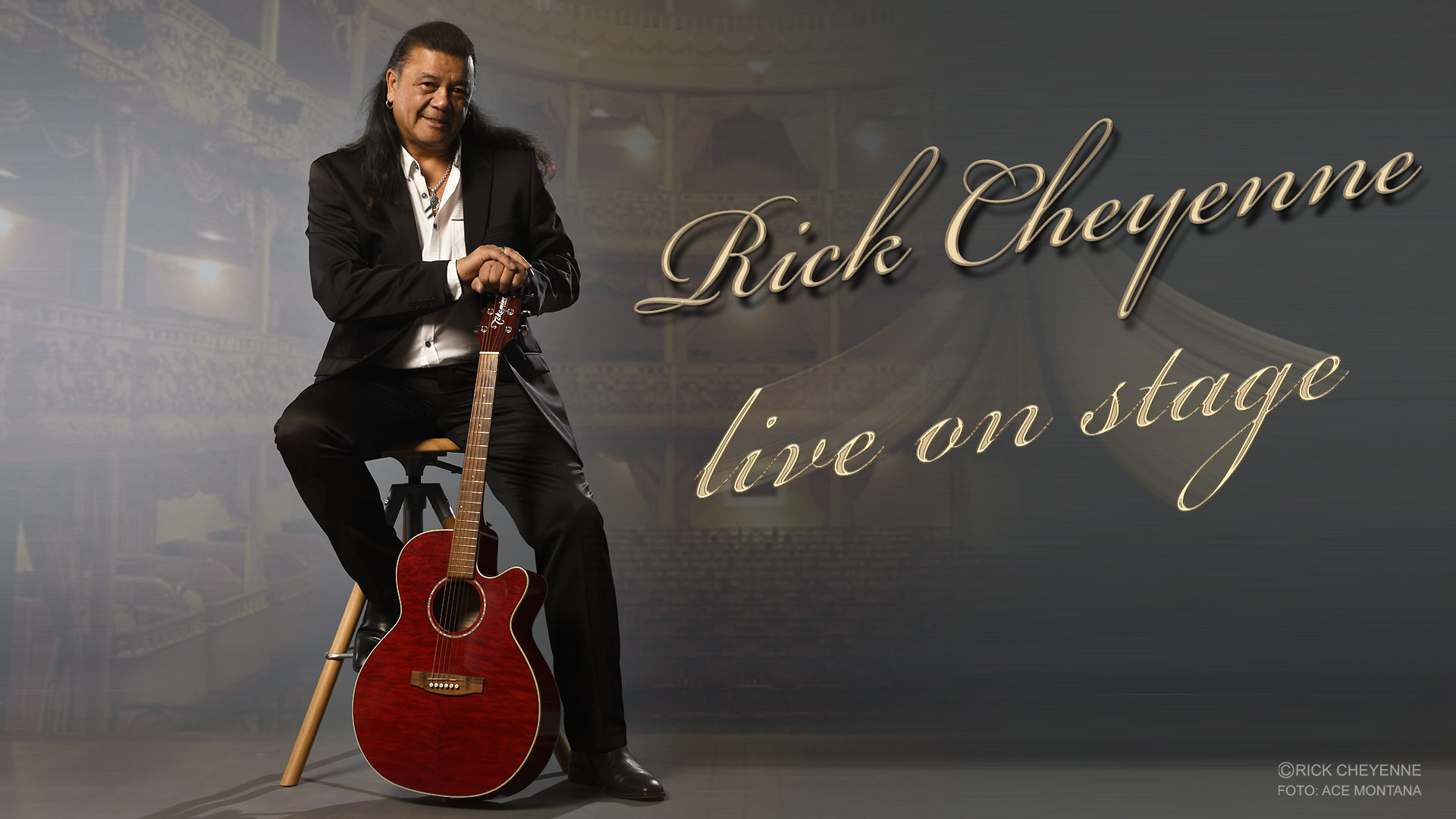 Musiker Rick Cheyenne auf einer Bühne mit Gitarre