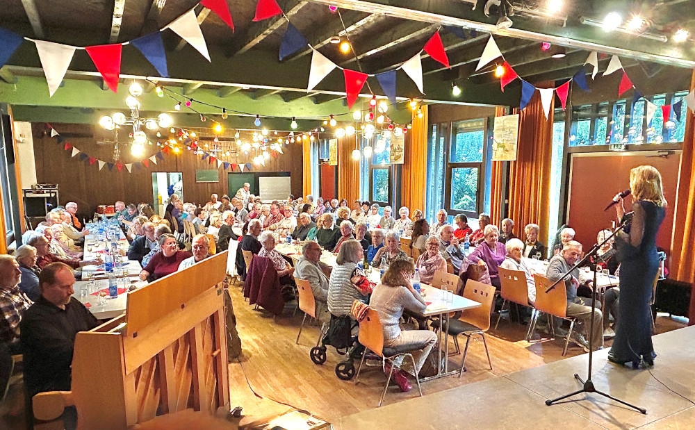 Von der Bühne aus fotografiert während des Auftritts der Musiker, zu sehen ist der reichlich an Gästen gefüllte Raum