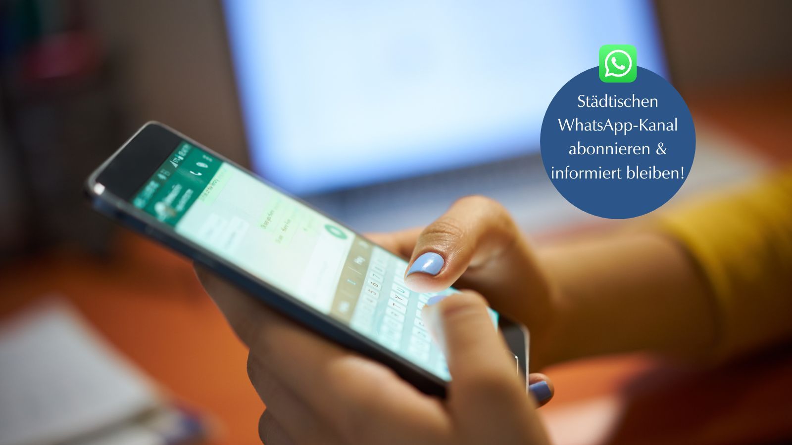 Symbolbild Frauenhände tippen auf Smartphone