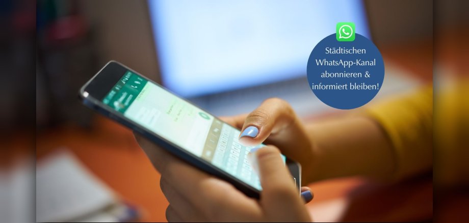 Symbolbild Frauenhände tippen auf Smartphone