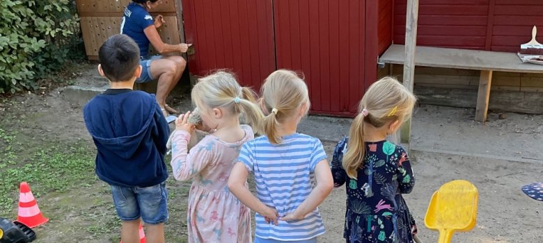 Kinder von hinten fotografiert schauen beim Anstrich zu