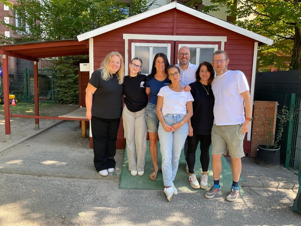 Gruppenfoto der Engagierten vor dem Gartenhaus