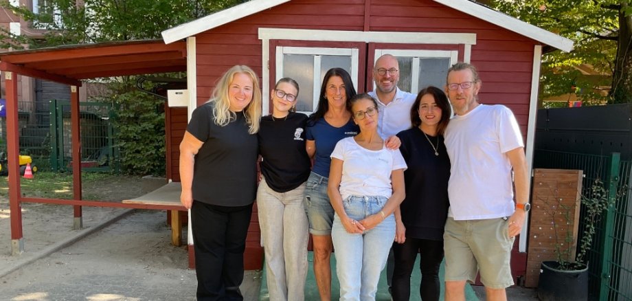 Gruppenfoto der Engagierten vor dem Gartenhaus