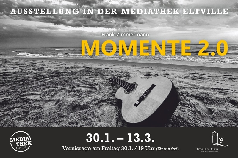 Schwarz-weiß-Fotografie Gitarre am Strand