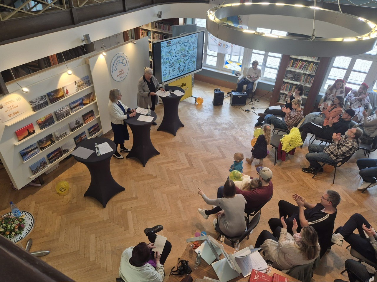 Bild von der Empore der Mediathek in den Saal