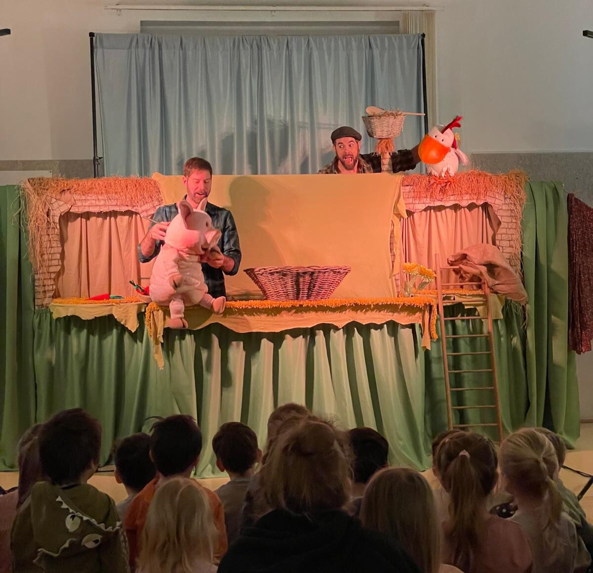 Zwei Schauspieler auf der Bühne mit Theater