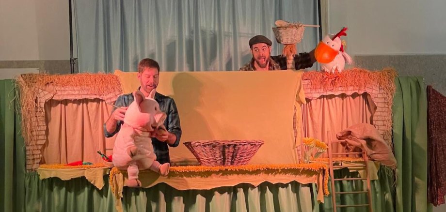 Zwei Schauspieler auf der Bühne mit Theater