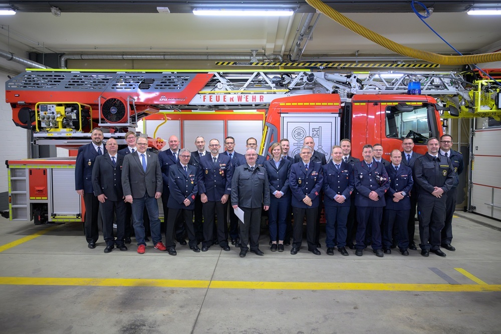 Gruppenfoto vor der neuen Drehleiter