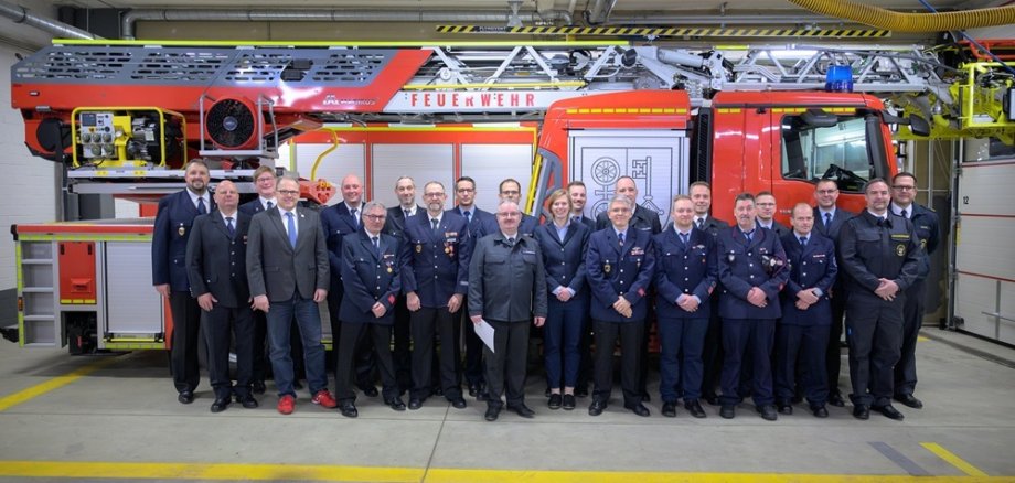 Gruppenfoto vor der neuen Drehleiter