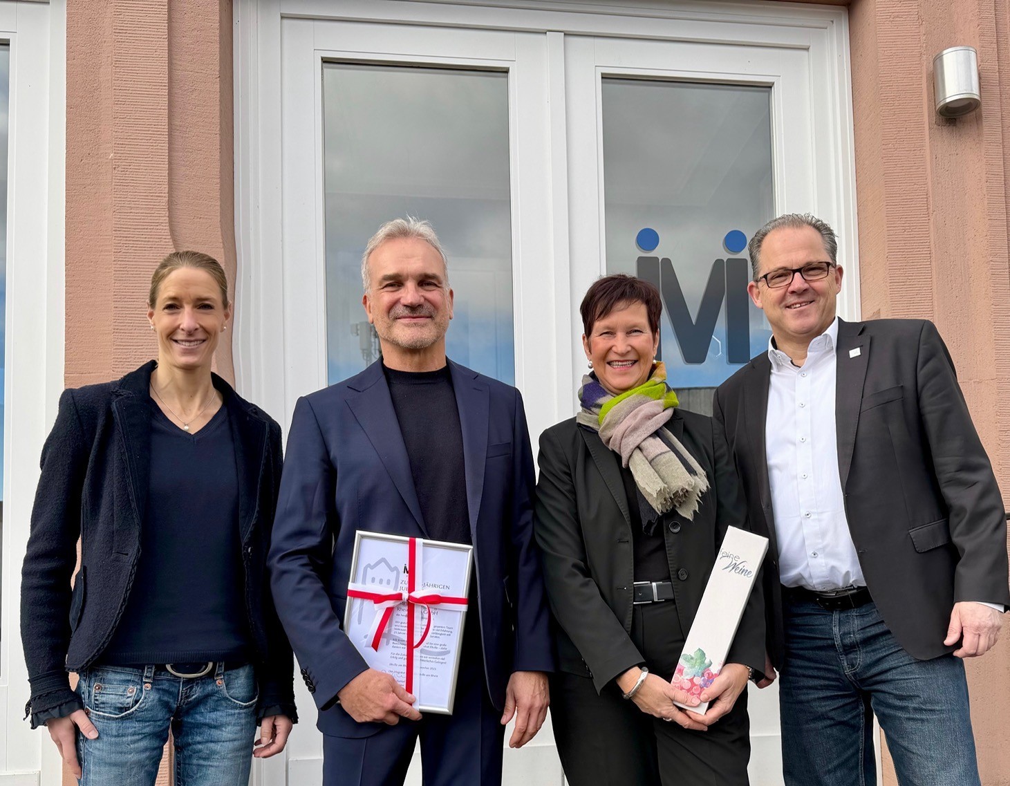 Gruppenfoto mit Präsentüberreichung