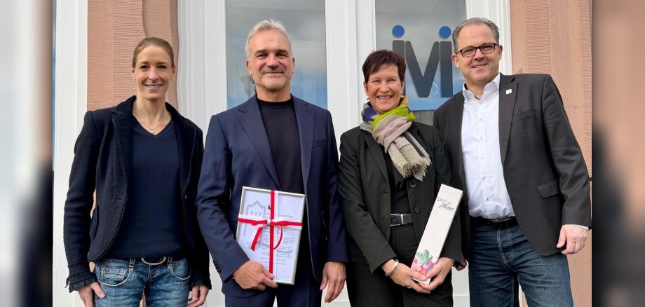 Gruppenfoto mit Präsentüberreichung