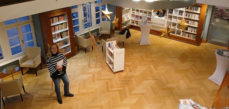 Blick von oben auf den Lesesaal, in dem Inga Olze steht