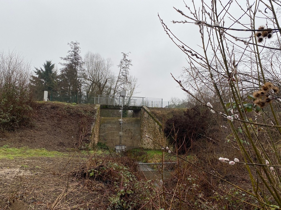 Regenrückhaltebecken Bachhöll-Mitte mit Schieber und Geröllfang