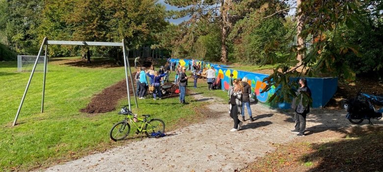 Jugendliche besprühen eine Wand