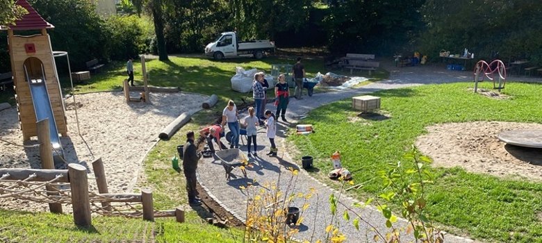 Freiwillige helfen beim Bauen des Weges