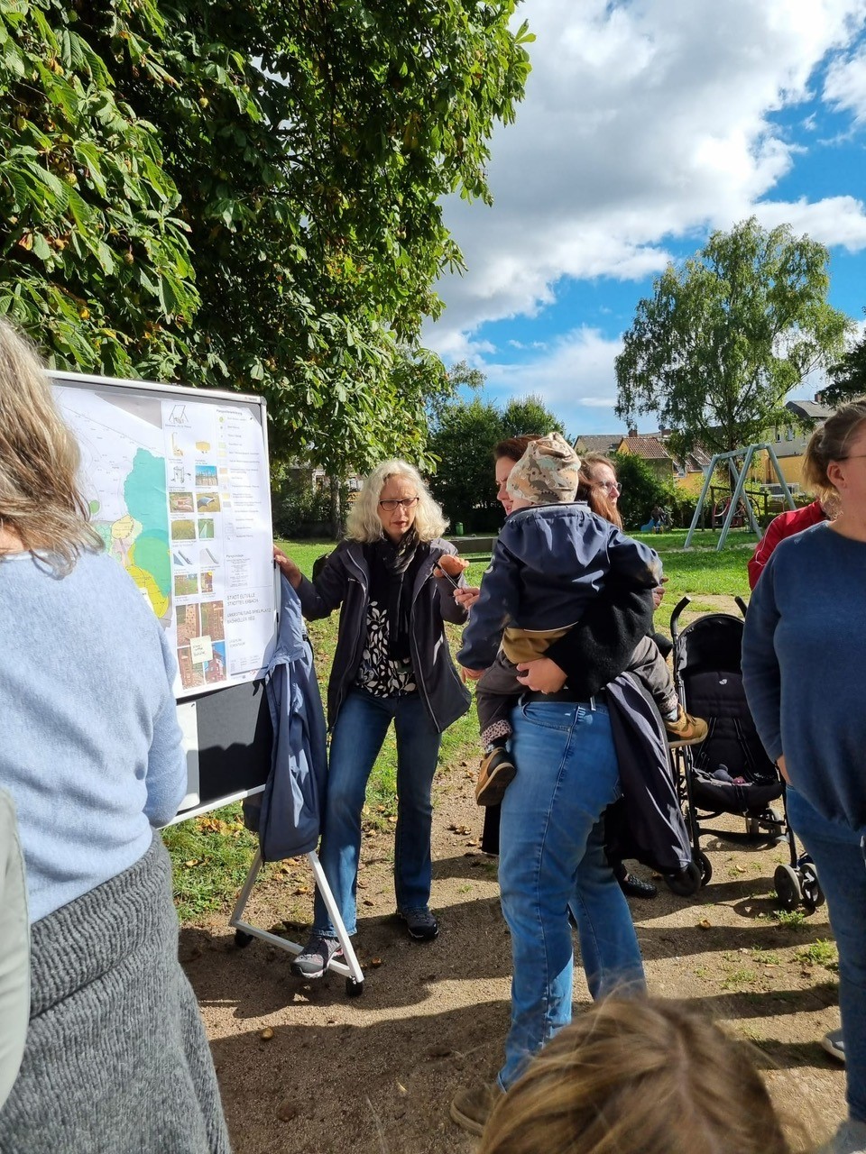 Austausch zwischen Mitarbeiterin der Stadt und Bürgern