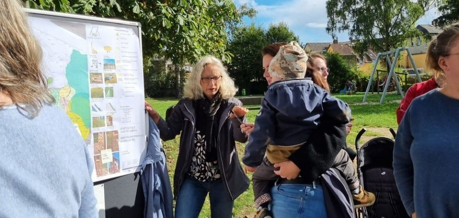 Austausch zwischen Mitarbeiterin der Stadt und Bürgern