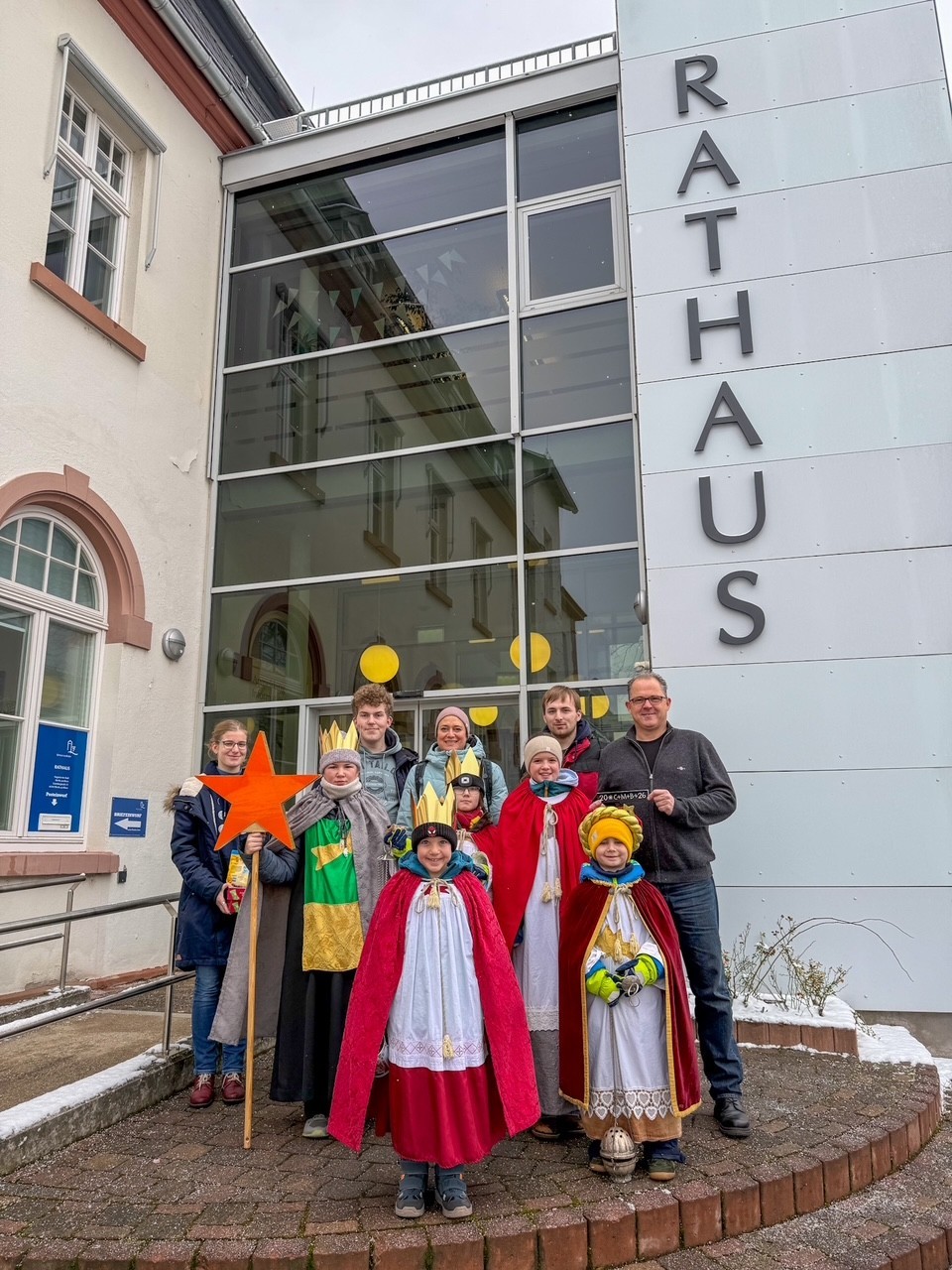 Gruppenfoto Sternsinger und Bürgermeister vor dem Rathaus