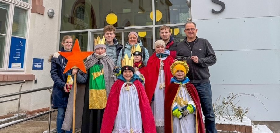 Gruppenfoto Sternsinger und Bürgermeister vor dem Rathaus