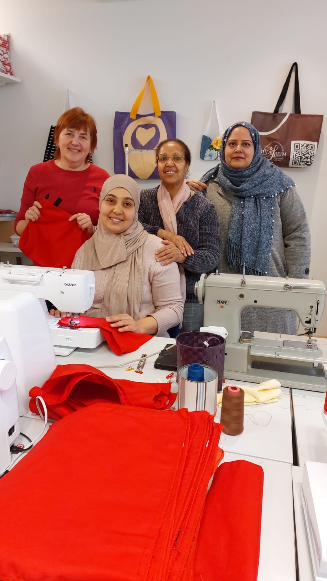 Vier Näherinnen der Nähwerkstatt - eine an der Nähmaschine