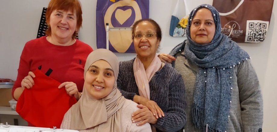 Vier Näherinnen der Nähwerkstatt - eine an der Nähmaschine