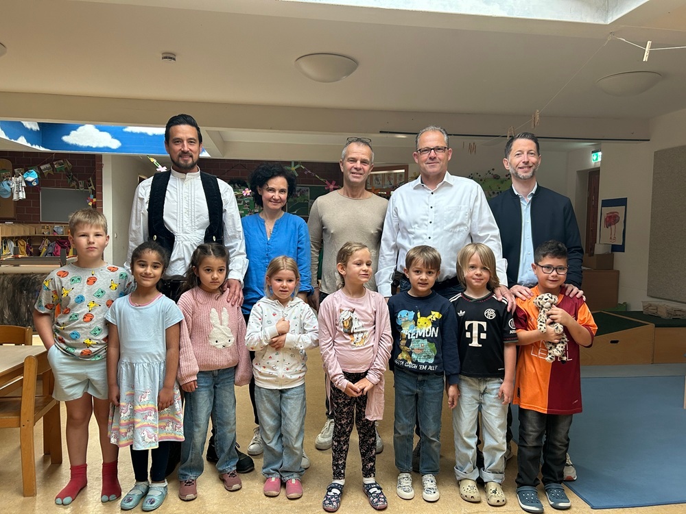 Gruppenfoto: Kitakinder, Spender und Bürgermeister