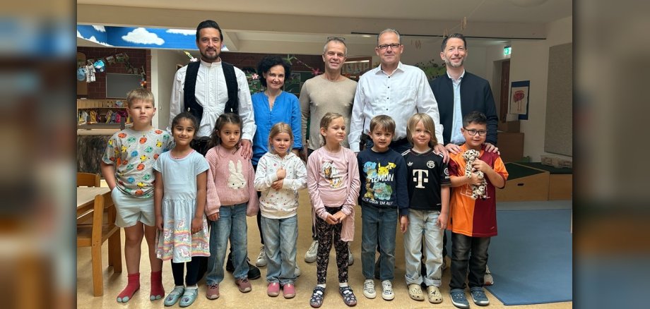 Gruppenfoto: Kitakinder, Spender und Bürgermeister
