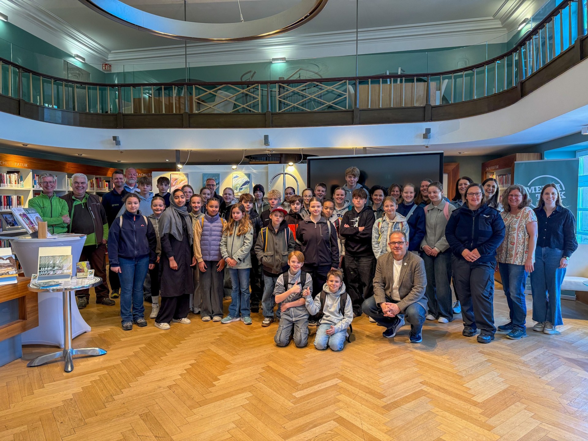 Gruppenfoto Beteiligte und Schülerinnen und Schüler in der Mediathek