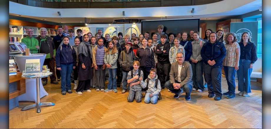 Gruppenfoto Beteiligte und Schülerinnen und Schüler in der Mediathek