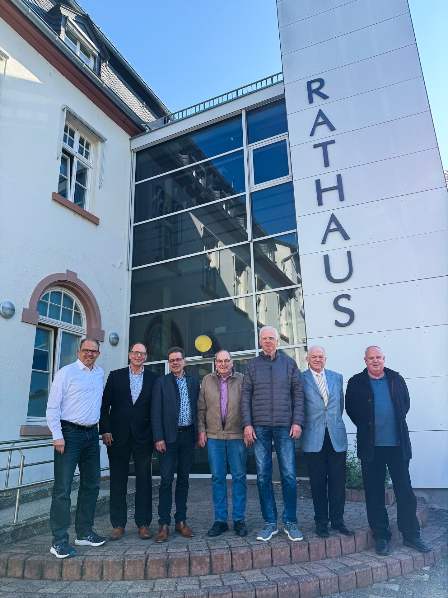 Gruppenfoto mit Bürgermeister