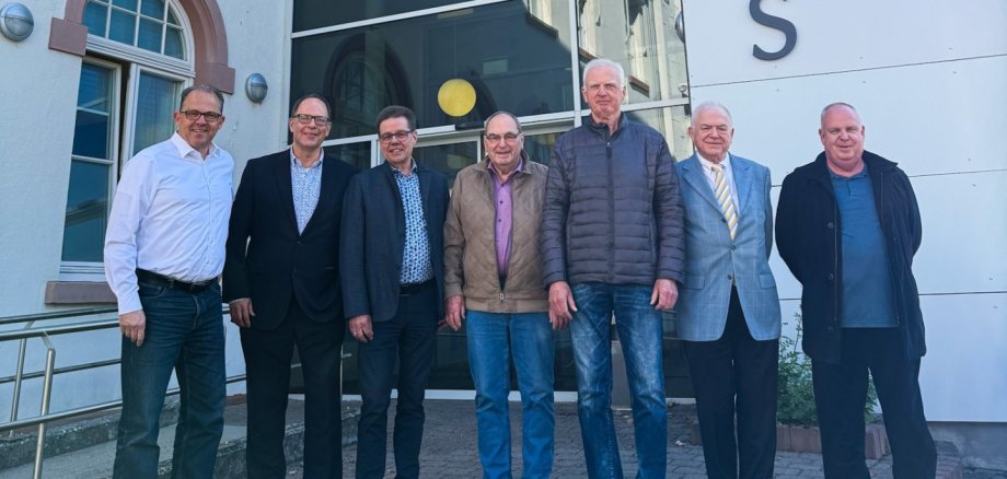 Gruppenfoto mit Bürgermeister