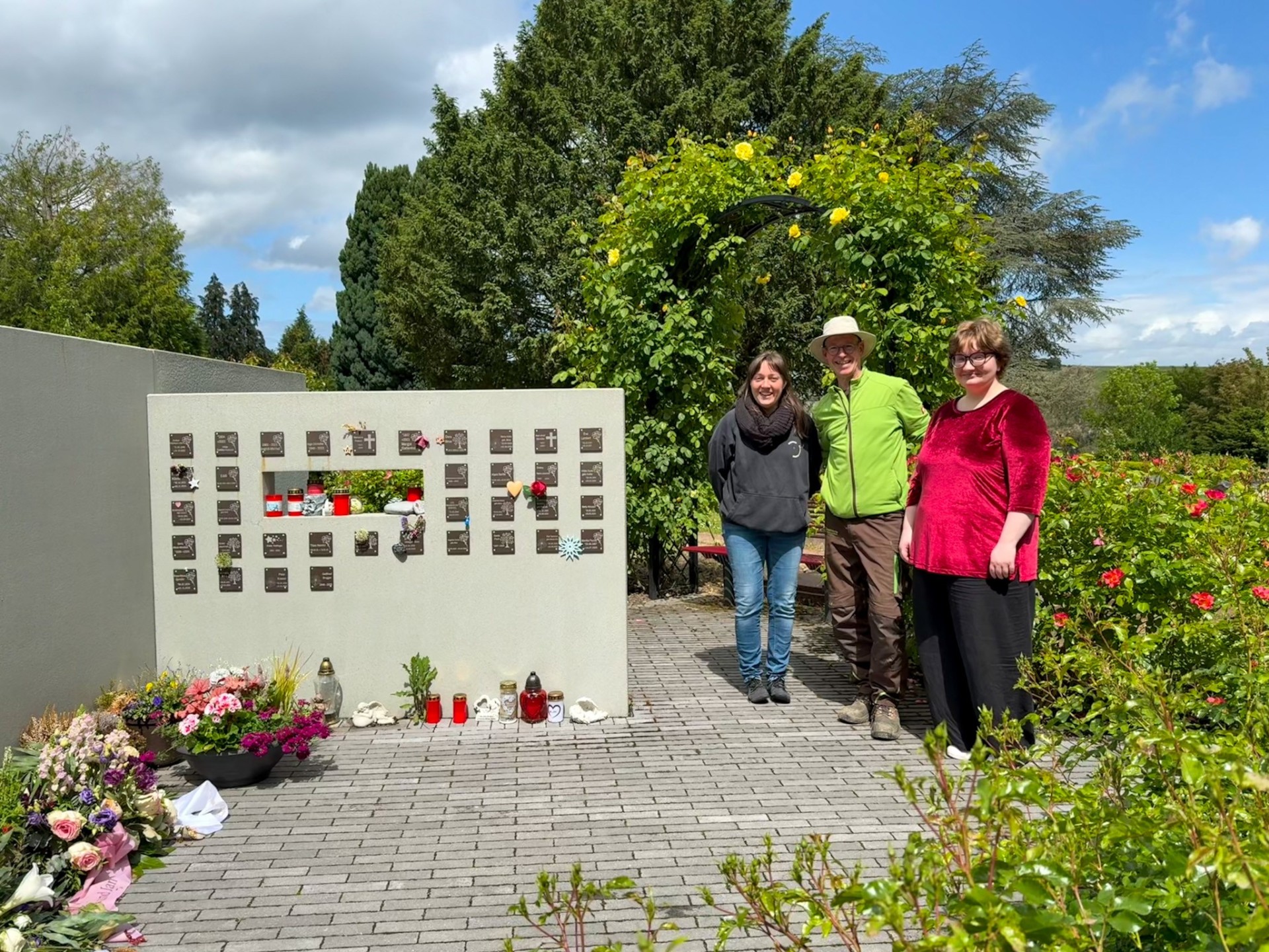 Gruppenfoto der drei Beteiligten für den Bereich Friedhof am Rosengarten-Gemeinschaftsgrabfeld in Eltville