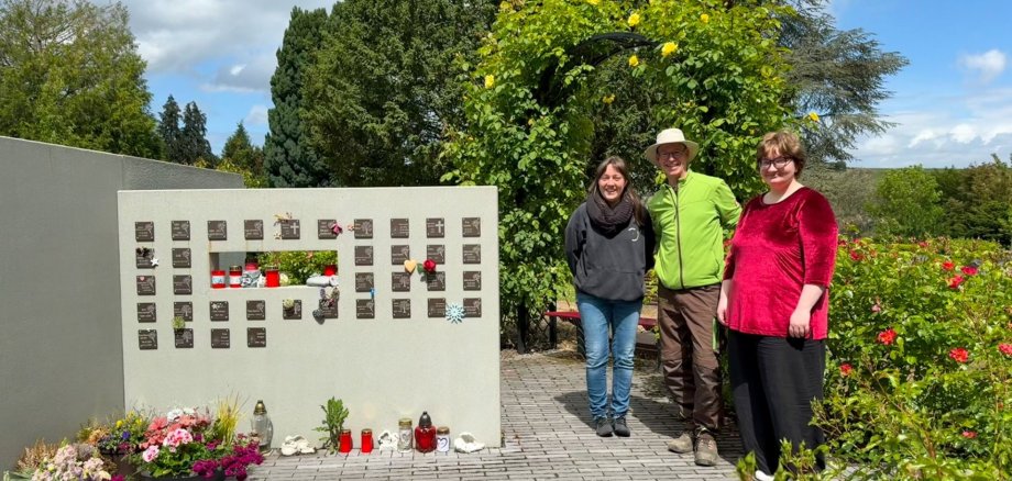 Gruppenfoto der drei Beteiligten für den Bereich Friedhof am Rosengarten-Gemeinschaftsgrabfeld in Eltville