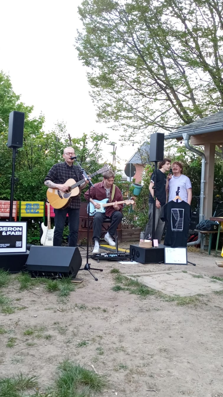 Musiker treten im JUZ-Garten auf