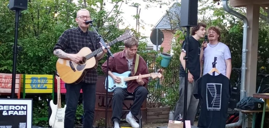 Musiker treten im JUZ-Garten auf
