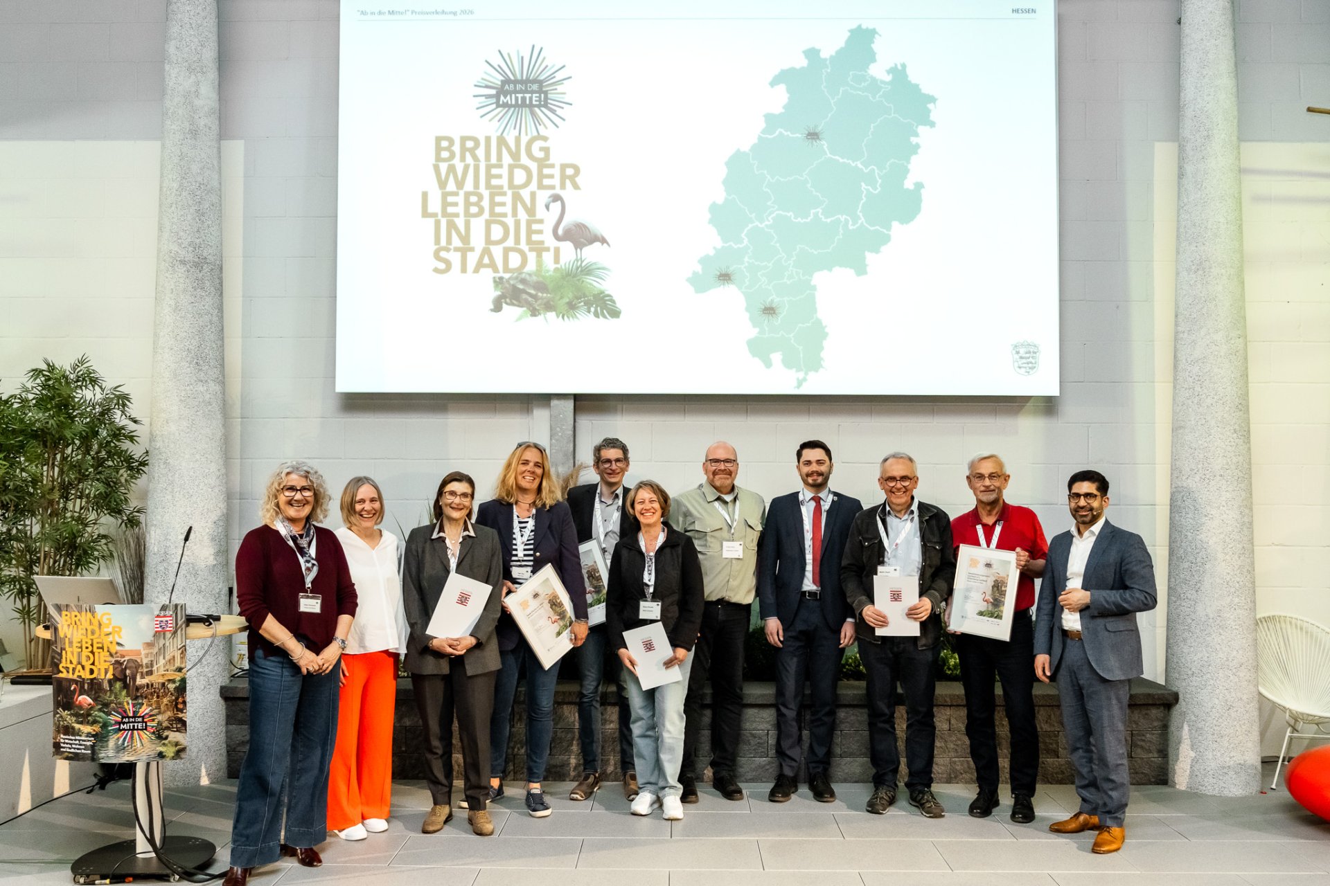 Gruppenfoto Beteiligter der Stadt und des Landes bei der Auszeichnung