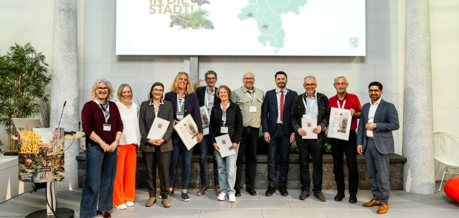 Gruppenfoto Beteiligter der Stadt und des Landes bei der Auszeichnung