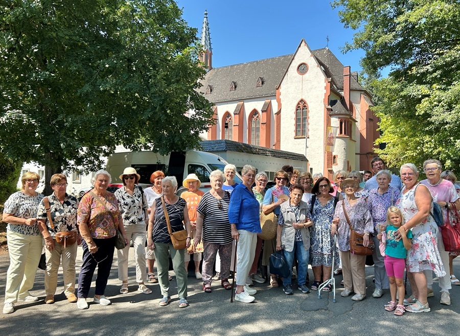 Gruppenfoto vor dem Kloster