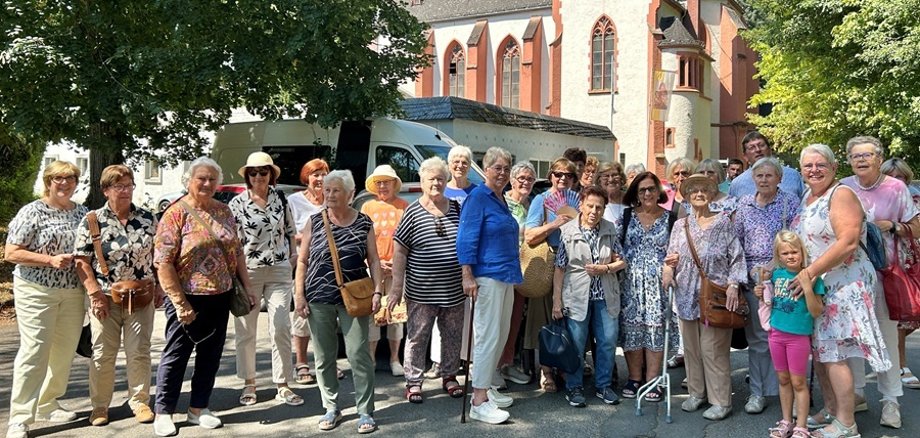 Gruppenfoto vor dem Kloster